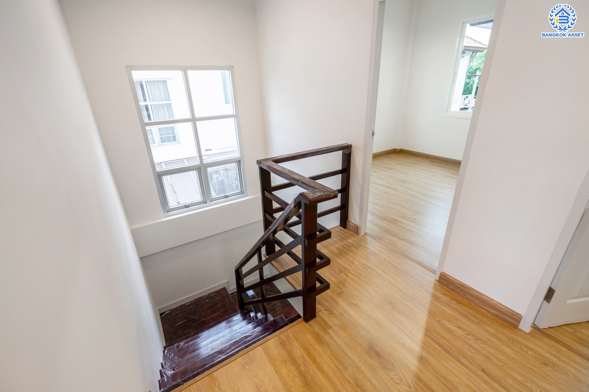 บ้านมือสองตกแต่งใหม่ ม.ปารวีร์ เพชรเกษม63 บ้านแฝดฟังก์ชันระดับบ้านเดี่ยว เนื้อที่ 40 ตร.ว. ฟังก์ชัน 3 ห้องนอน 2 ห้องน้ำ 1 ที่จอดรถ บนพื้นที่ใช้สอย 133 ตร.ม. ทำเลศักยภาพ เชื่อมต่อหลายเส้นทาง ใกล้เดอะมอลล์บางแค จุดขึ้นทางด่วน "เพชรเกษม" และรถไฟฟ้าสายสีน้ำเงิน "สถานีหลักสอง"